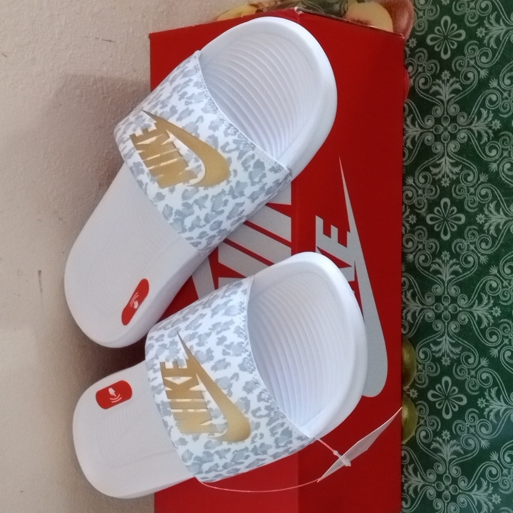 New Nike flip flops
